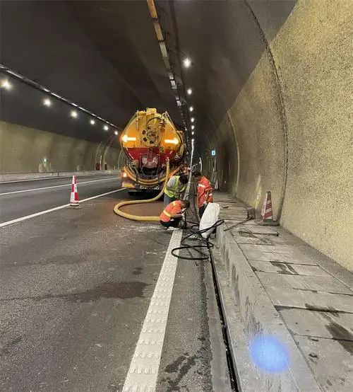 寻乌隧道排水渠清淤